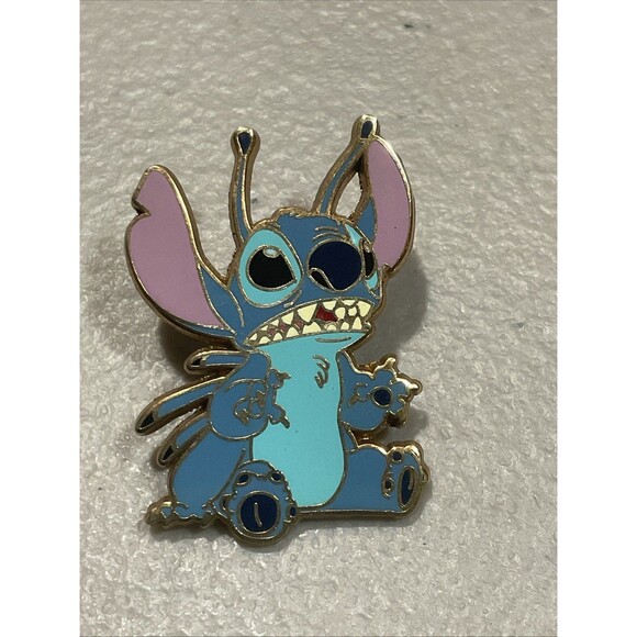 Vintage 2006 Disney Pin Alien Stitch Sitting - Picture 1 of 2